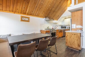 Fridge, microwave, oven, stovetop - Chalet #19, Closest Chalet to the Gondola 5 Bedroo (Mammoth Lakes)