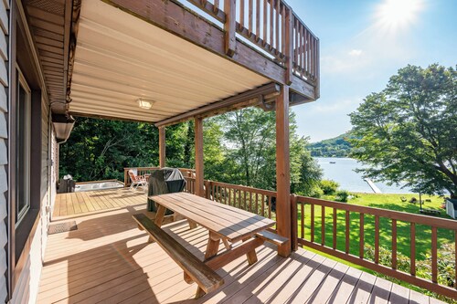 Dreamy Lakefront Stay w/ Dock & Firepit
