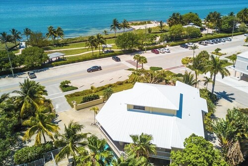 P00 - 4 Bedroom Pool Home overlooking Sombrero Beach!