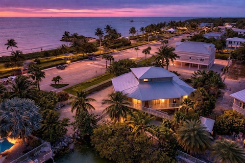 P00 - 4 Bedroom Pool Home overlooking Sombrero Beach!