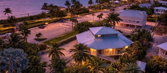 P00 - 4 Bedroom Pool Home overlooking Sombrero Beach!