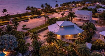 P00 - 4 Bedroom Pool Home overlooking Sombrero Beach!