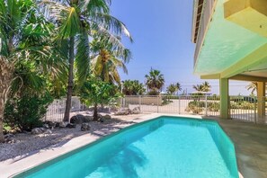 Unclassified image, 3 of 39, button