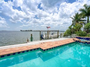 Lämmitetty uima-allas