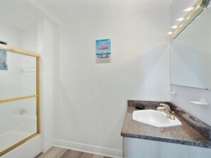 Duschwanne, Haartrockner, Handtücher