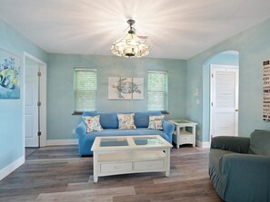 TV connectée, table de tennis de table, livres