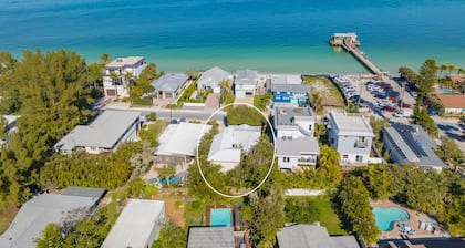 A Time Out: *Quaint Cottage *Heated Pool *Across the street from the Bay!