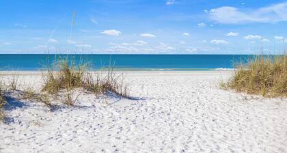 A Time Out: *Quaint Cottage *Heated Pool *Across the street from the Bay!