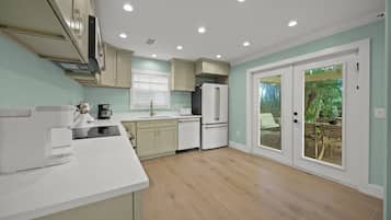 Frigorífico, microondas, horno y placa de cocina