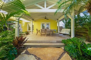 屋外ダイニングエリア