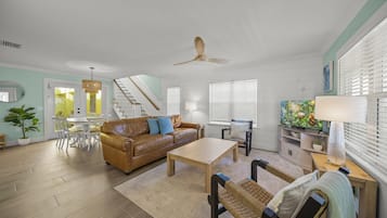 Una televisión, un reproductor de DVD, libros, una biblioteca de música