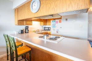 Fridge, microwave, oven, stovetop - Sea Colony 22B (Carolina Beach)