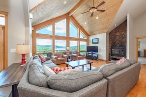 Smart TV, fireplace, ping pong