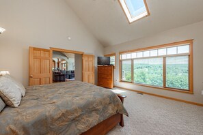 5 bedrooms, free WiFi, bed sheets