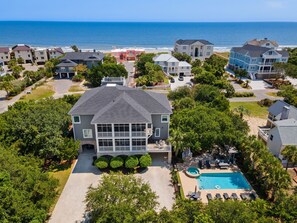 Enjoy a luxurious stay in this spacious two-story house with a balcony overlooking the ocean.