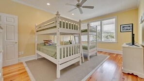8 chambres, fer et planche à repasser, Wi-Fi, draps fournis