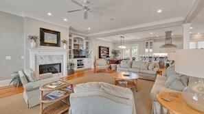 Fernseher, Kamin, Stereoanlage