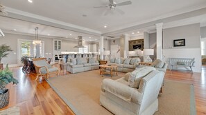 Fernseher, Kamin, Stereoanlage