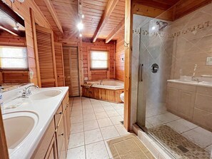 Douche, baignoire à remous, serviettes fournies