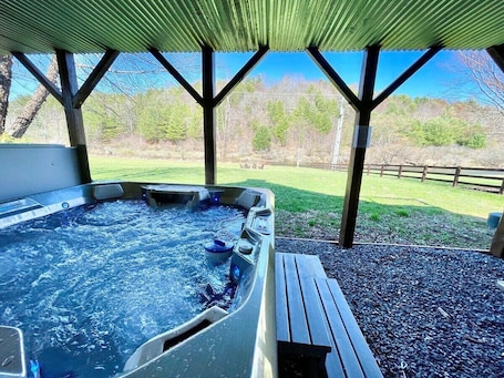 室外 SPA 浴缸. Waters Edge Riverfront Cabin | Hot Tub, Firepit & New River Views for the Whole Family