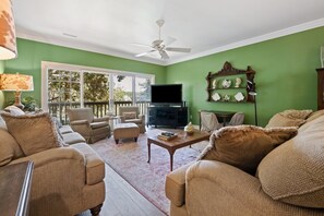 TV, fireplace, video library, stereo - Relax in this 3BR Villa with Pool Overlooking the 1st Fairway. (Georgetown)