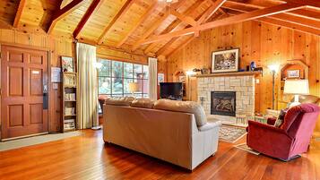 TV, fireplace, DVD player, stereo