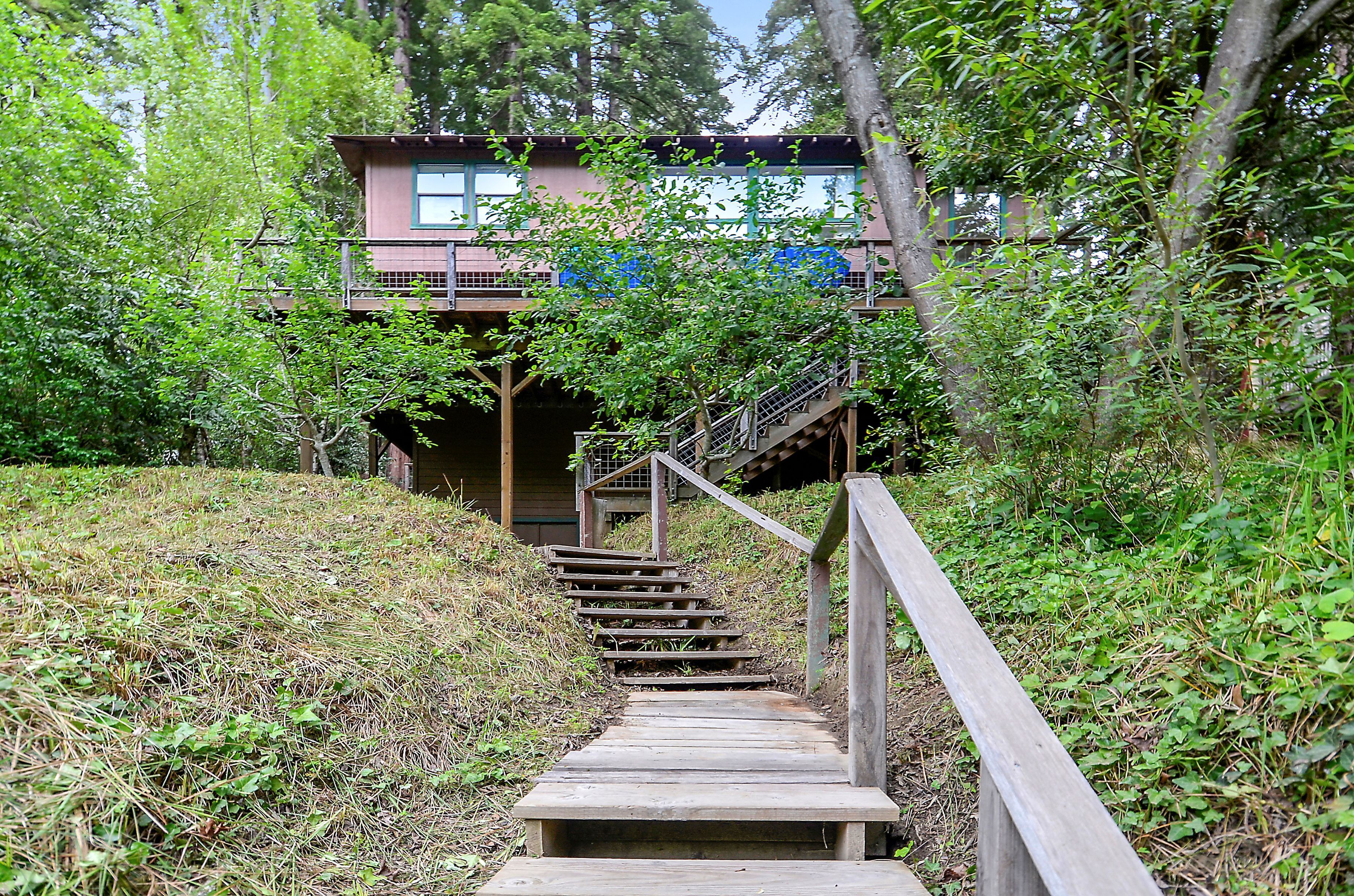 Irish Mist ~ Amazing Views and Deck! BBQ, Dog Friendly!