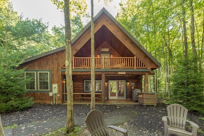 Deep Creek Hideaway w/ Indoor Hot Tub
