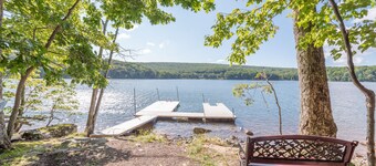 Majestic Lodge: Lakefront, Dogs Welcome, Dock, 2 Hot Tubs, Sauna!