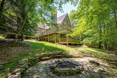 Charming Dog Friendly Cabin w/ Hot Tub & Fire Pit