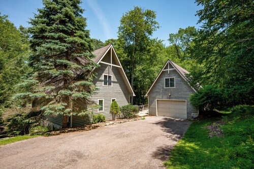 Charming Dog Friendly Cabin w/ Hot Tub & Fire Pit