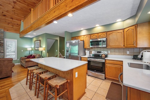 Charming Dog Friendly Cabin w/ Hot Tub & Fire Pit