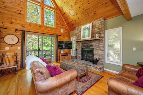 Charming Dog Friendly Cabin w/ Hot Tub & Fire Pit