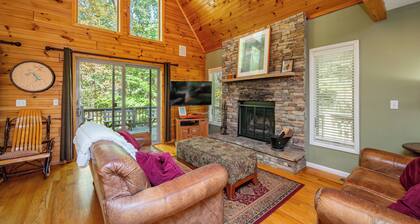 Abbot's Bliss- Lakefront Carmelin lahdella, koiraystävällinen, poreallas, grilli