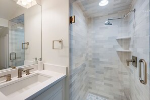 Combined shower/tub, hair dryer, towels