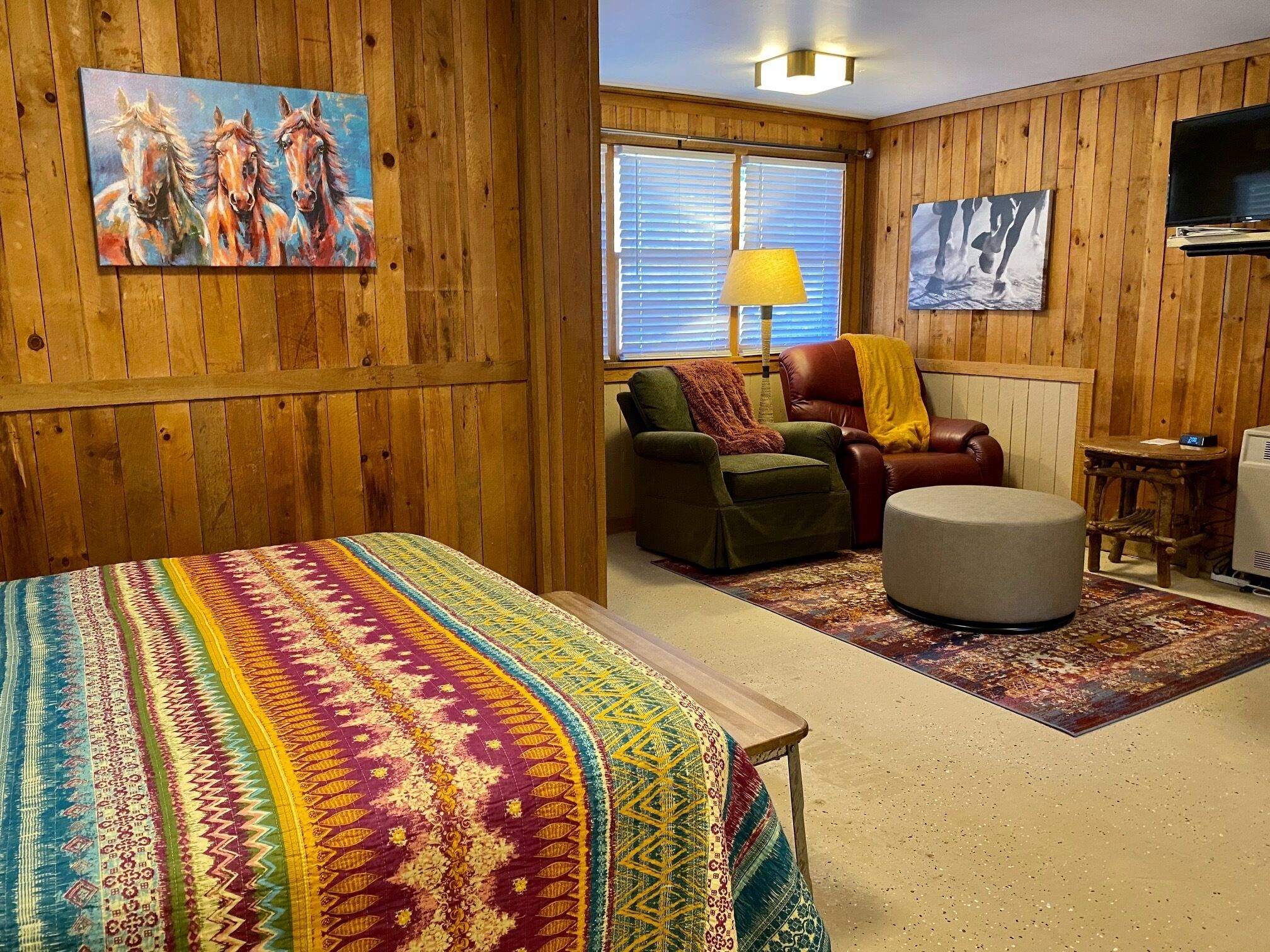 Horse themed Cute Cabin,WiFi,No Frills,Pet-Friendly, recently refurbished!