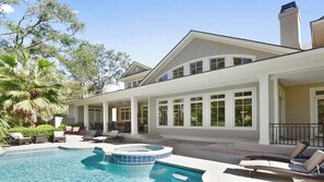 Utendørsbasseng og et oppvarmet basseng