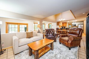 Smart TV, fireplace, DVD player, table football - Forest Hideaway w/ Dock, Hot Tub & Fireplace (Oakland)