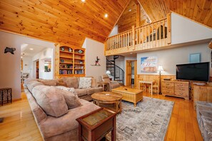 Smart TV, fireplace, DVD player, table football - Forest Hideaway w/ Dock, Hot Tub & Fireplace (Oakland)