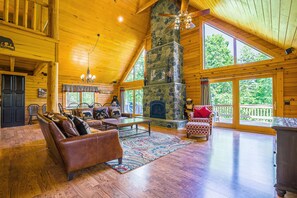 Télévision, cheminée, lecteur de DVD, chaîne hi-fi