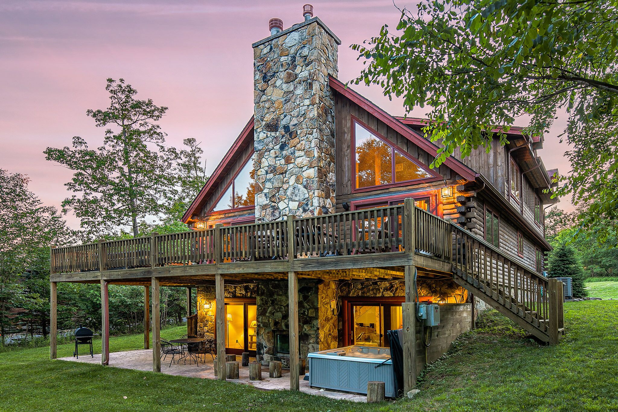 Snuggl'Inn: Lake Area, Dogs Welcome, Pool Table, Hot Tub!