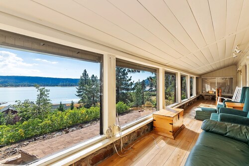 Eagles Nest North: Lake Views! Hot Tub! Internet! Cable TV! Historic Features! Huge Deck!