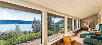 Eagles Nest North: Lake Views! Hot Tub! Internet! Cable TV! Historic Features! Huge Deck!
