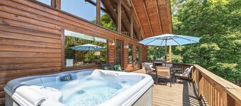 Beautiful Log Home with VIEWS! Hot Tub, Pool Table, High-Speed WIFI!