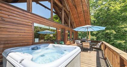 Beautiful Log Home with VIEWS! Hot Tub, Pool Table, High-Speed WIFI!