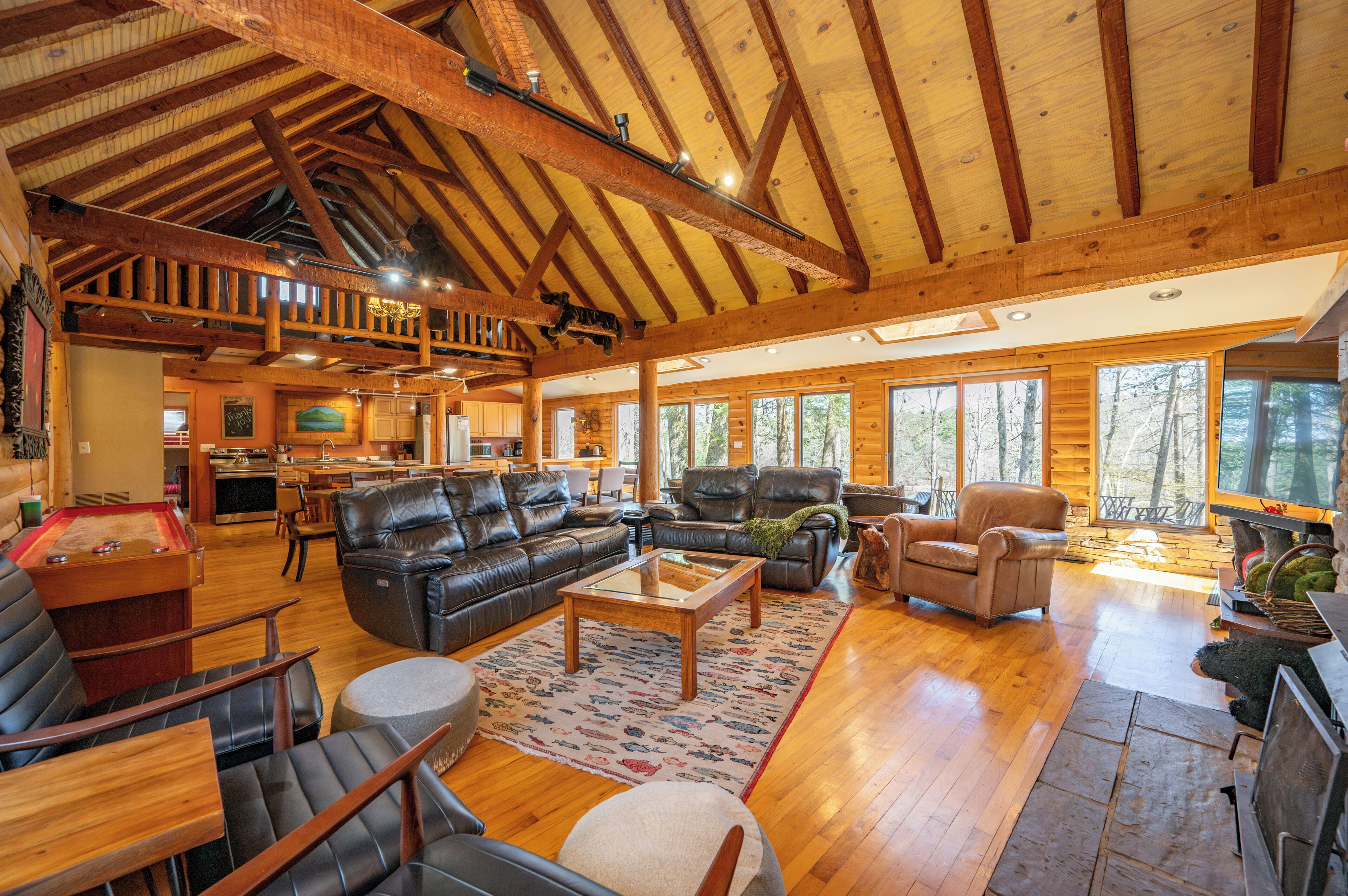 Téléviseur connecté, foyer, lecteur de DVD, table de baby-foot