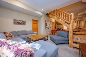 Een smart-tv, een open haard, een dvd-speler en tafelvoetbal