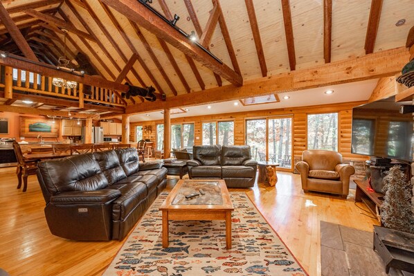 Smart TV, fireplace, DVD player, table football - Spacious Dog Friendly Cabin at Deep Creek Lake (Swanton)