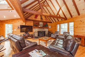 Smart TV, fireplace, DVD player, table football - Spacious Dog Friendly Cabin at Deep Creek Lake (Swanton)