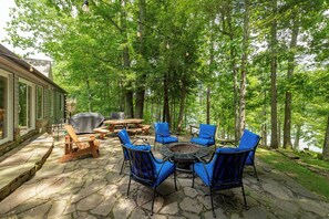 Outdoor dining - Spacious Dog Friendly Cabin at Deep Creek Lake (Swanton)